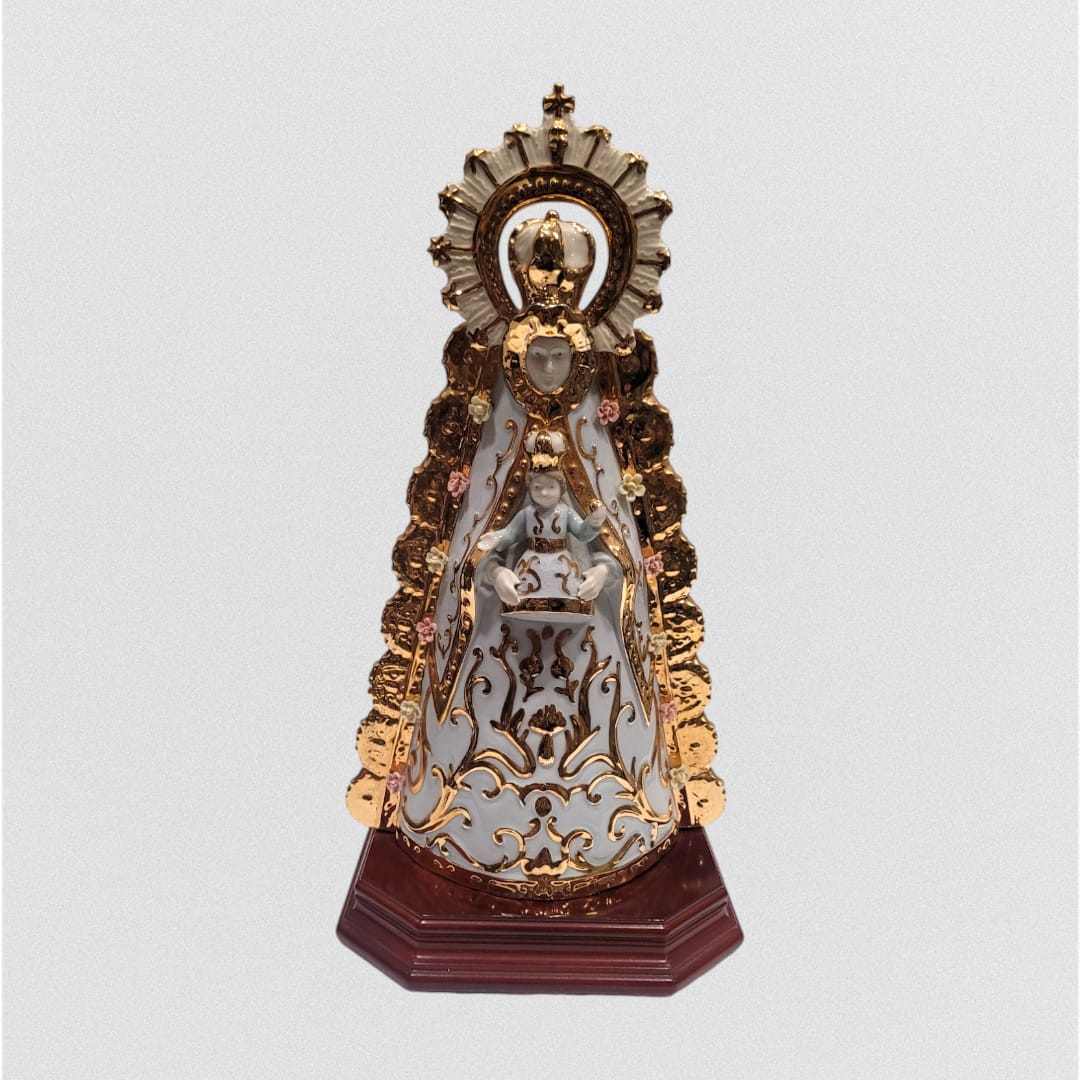 Figura de la Virgen del Rocío en porcelana con detalles dorados