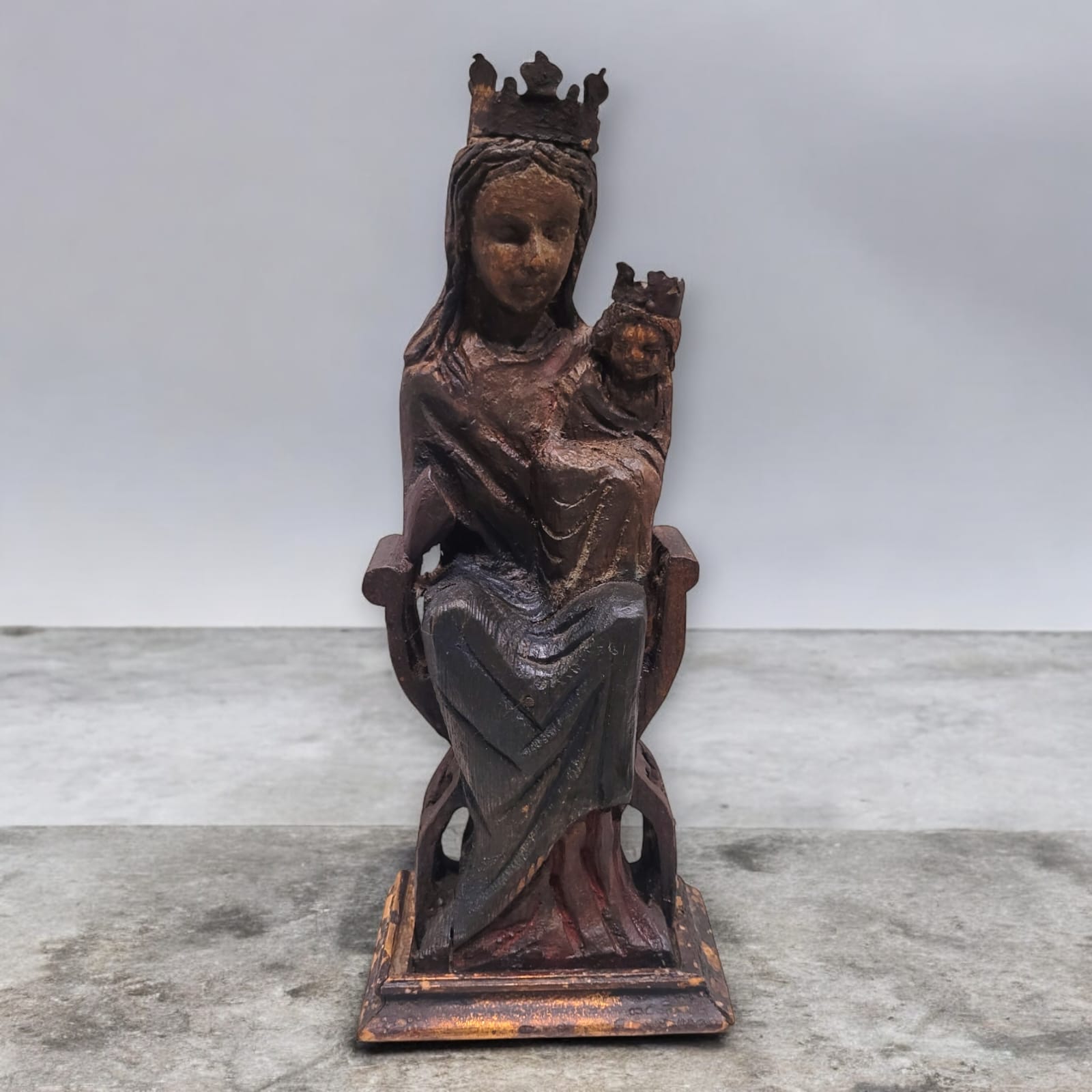 Virgen María con Niño Jesús en roble tallado estilo románico