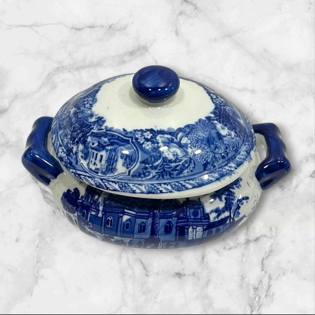 Sopera inglesa de porcelana decorada en azul - Elegancia clásica