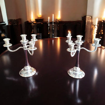 Candelabro de metal plateado de 3 brazos para 4 velas