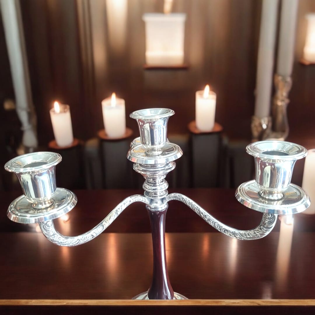 Candelabro de metal plateado de 3 brazos para 4 velas