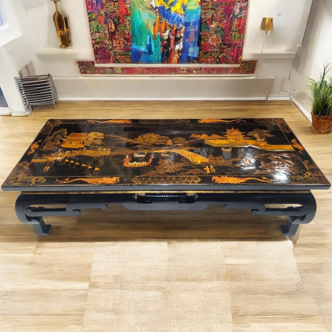 Mesa oriental china en madera lacada con escena paisajística