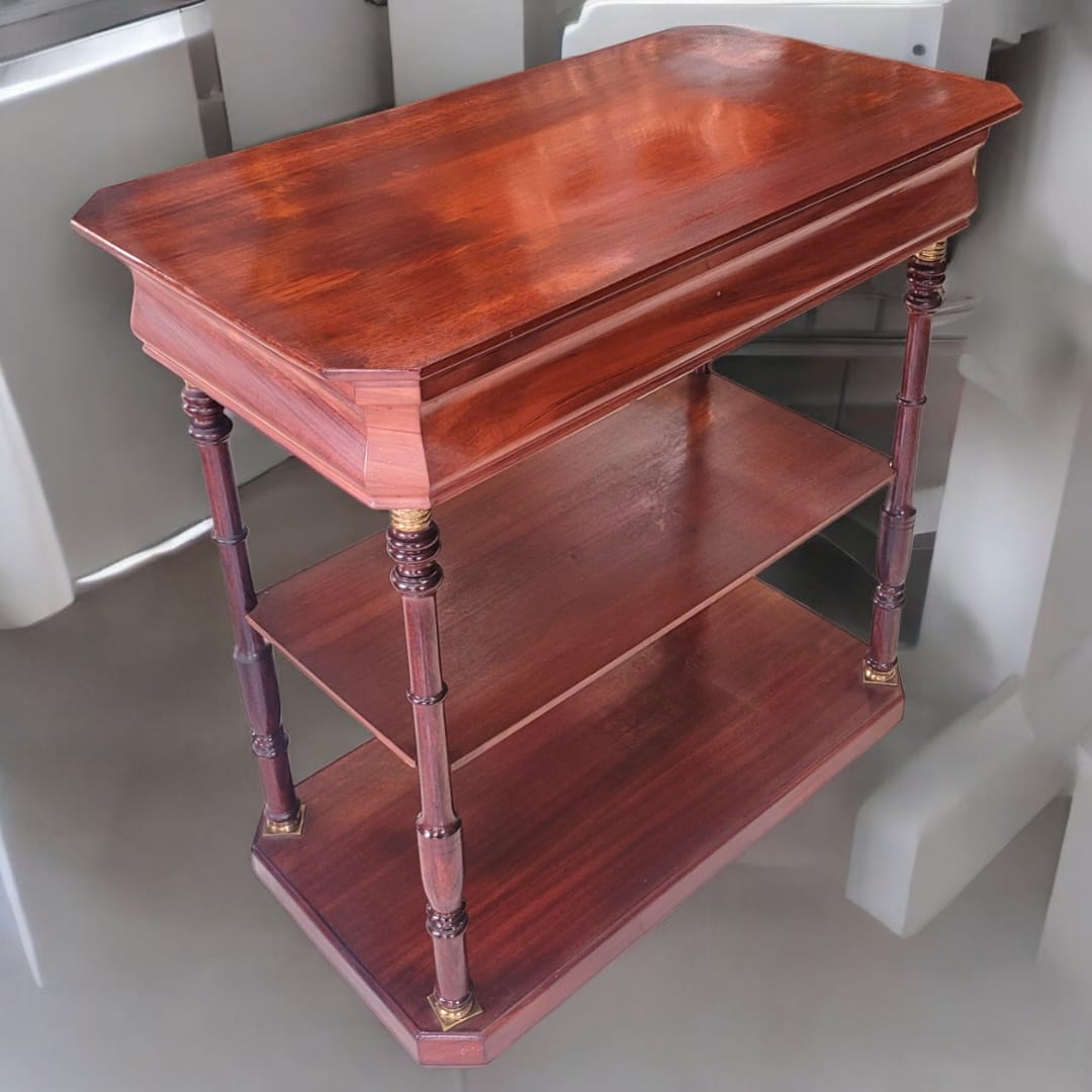 Mesa TV de caoba con cajón y estantes elegantes