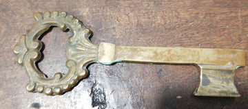 Llave antigua de bronce con detalles ornamentales, colección