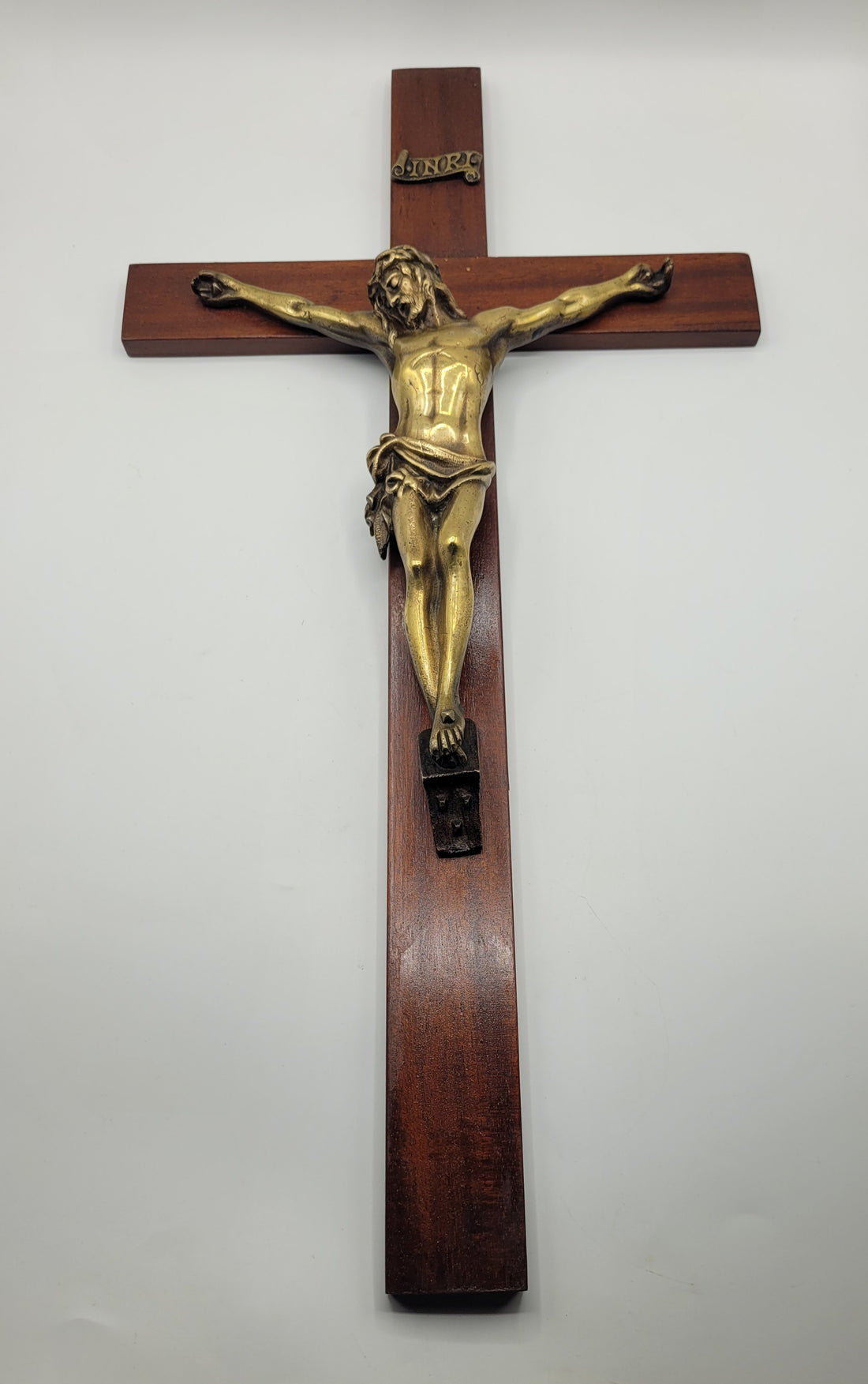 Crucifijo de bronce con cruz de caoba | arte religioso