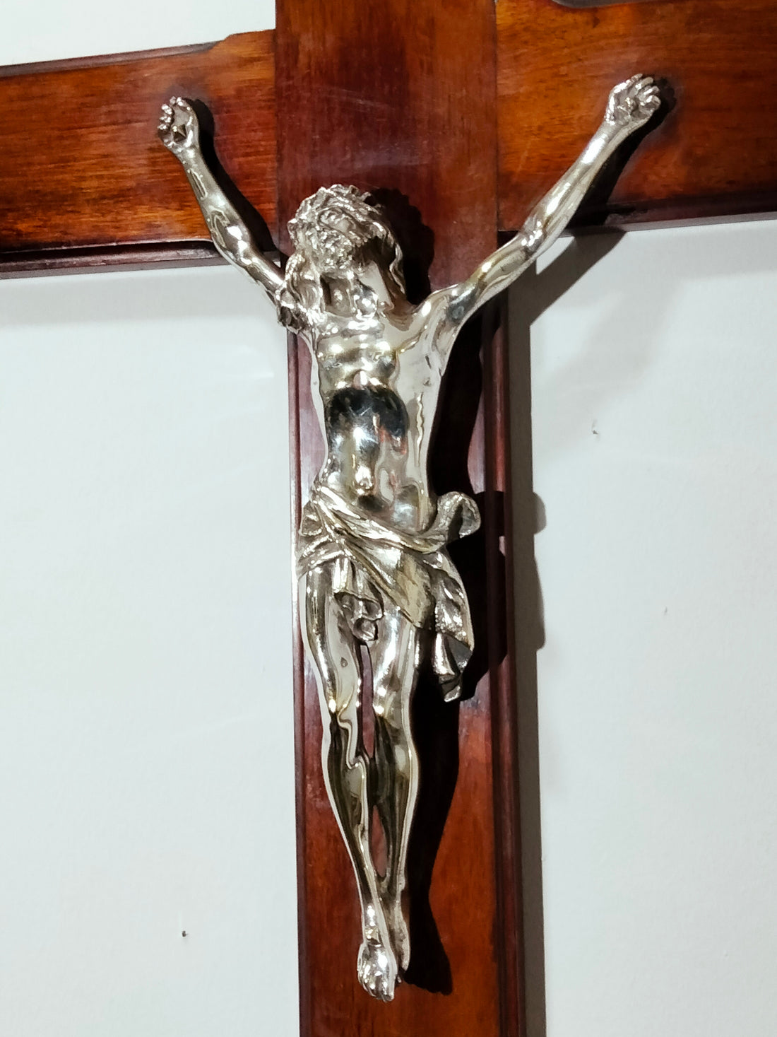 Crucificado en bronce plateado sobre madera | Alta calidad