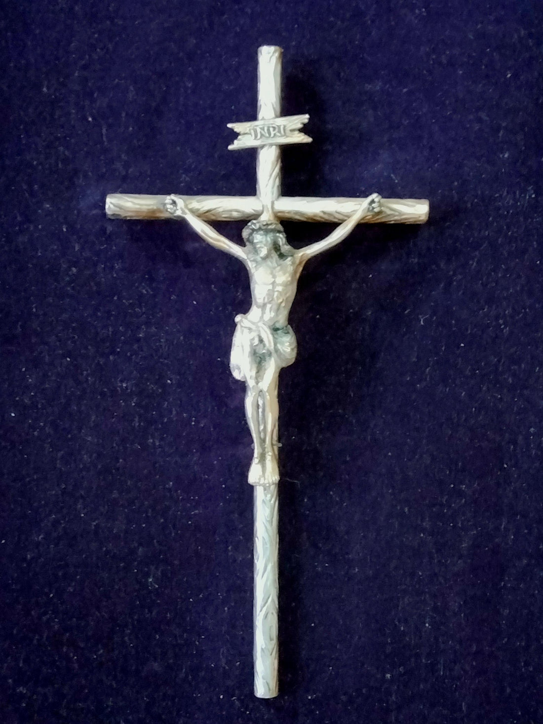 Crucificado de plata con marco dorado, obra de arte exclusiva